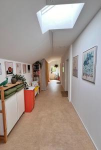 a hallway with a skylight in a house at Das Jaartn - Boardinghouse Appartements & Ferienwohnung in Schönefeld