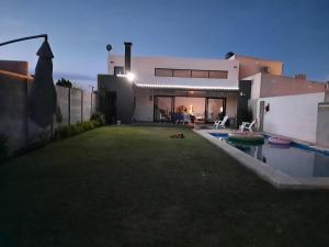 a house with a backyard with a swimming pool at Loft Amplio y moderno con parque CASARENT in Carlos Casares