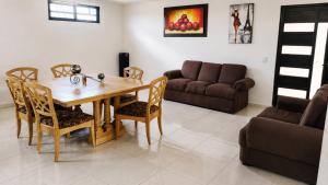 a living room with a table and chairs and a couch at Casa Oasis Aguascalientes in Cañada del Rodeo +33 photos