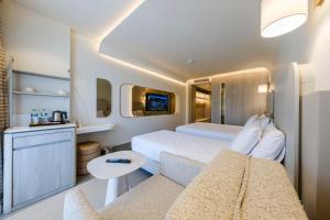 a small room with a bed and a couch at Altınorfoz Hotel in Ayaştürkmenli