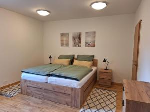 a bedroom with a bed in a room at Ferienwohnung Küstennah in Großenwiehe
