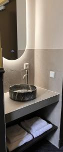 a bathroom with a sink and a mirror at Gilded Ox Suites in Deventer