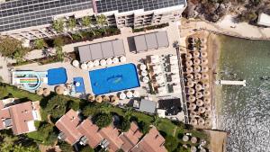 an overhead view of a resort with a pool and buildings at Altınorfoz Hotel in Ayaştürkmenli