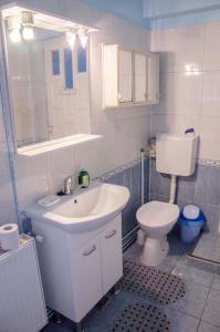 フネドアラにあるCasa Inaのバスルーム(白い洗面台、トイレ付)