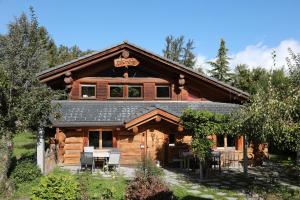 a log cabin with a table and chairs in front of it at Le Gîte de Briey - Chalet complet in Chalais
