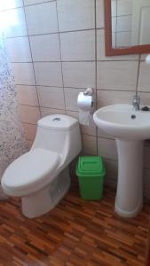 ein Badezimmer mit Toilette und Waschbecken in der Unterkunft Camping Las Torcacitas in Yerbas Buenas + 16 Fotos