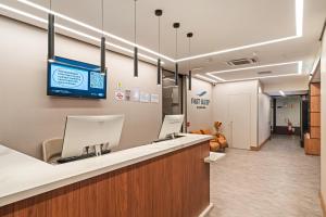 a lobby of a hospital with a reception counter at Fast Sleep Guarulhos by Slaviero Hotéis in Guarulhos