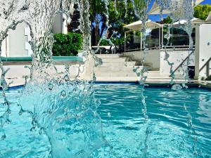 una fuente de agua en medio de una piscina en The Glen Boutique Hotel & Spa, en Ciudad del Cabo