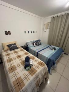 two beds sitting next to each other in a bedroom at Hospedagem Dorna Itaguaí Casa 6B in Itaguaí