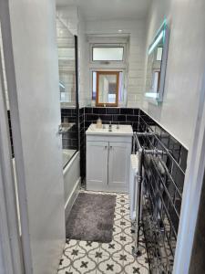 a bathroom with a sink and a mirror at Cozy Flat in Steyning +20 photos