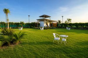 a group of chairs and a table in a yard at Vijay Laxmi Farm House in Manjhāoli +27 photos