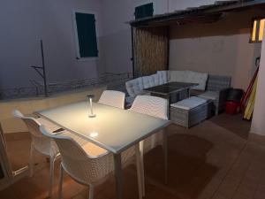 a table and chairs in a living room at Riviera Blu Rooms in Laigueglia