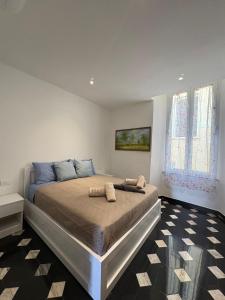 a bedroom with a bed with two towels on it at Riviera Blu Rooms in Laigueglia