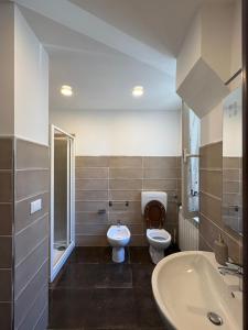 a bathroom with a toilet and a sink at Riviera Blu Rooms in Laigueglia