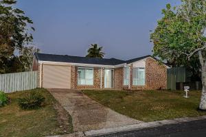 a brick house with a tree in front of it at SPA House 4 BDR 5 beds Master with AC) in Boronia Heights