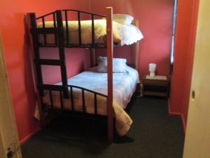 a bedroom with two bunk beds in a room at Cabañas Buin in Puerto Montt