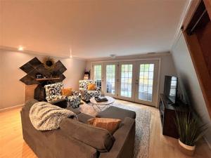 a living room with a couch and a tv at Ahmeek-5 in Dover