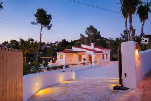 a white house with a fence and a driveway at Villa Mawaki Calpe in Calpe