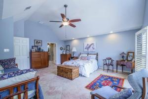 a bedroom with a bed and a ceiling fan at 3BR home with private pool 3 mins 2 Riverplace in Austin +23 photos