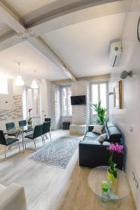 een woonkamer met een zwarte bank en een tafel bij Modern Apartment near Colosseum in Rome