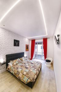 een slaapkamer met een bed en een bakstenen muur bij Modern Apartment near Colosseum in Rome