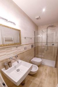 y baño con lavabo, aseo y ducha. en Modern Apartment near Colosseum en Roma