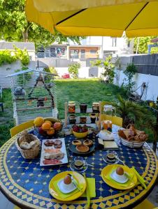 a blue and yellow table with food on it at Quarto do Papagaio in Palmela