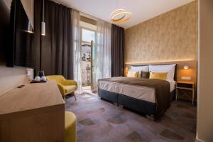 ein Hotelzimmer mit einem Bett und einem Stuhl in der Unterkunft BELROS Hotel in Trenčín + 45 Fotos