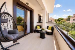 ein Balkon mit Schaukelstuhl und Fenster in der Unterkunft SIGIS HOTEL - Fiumicino in Fiumicino