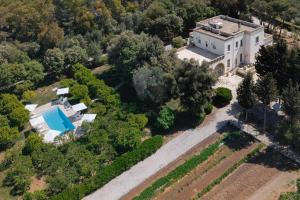 an aerial view of a house with a swimming pool at Villa Tuzzo in Lecce