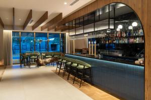 a bar with green stools in a restaurant at Turia Badajoz in Badajoz