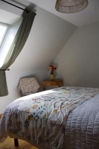 a bedroom with a bed and a window at Au Jardin de Mireille in Leffrinkhoucke