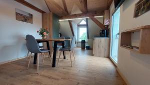ein Esszimmer mit Tisch und Stühlen in der Unterkunft Oderlandblick Apartment in Friedersdorf