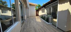 an empty courtyard of a house with glass windows at Chácara Umbelina Hospedaria in Cachoeira Paulista
