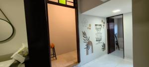 a hallway with a door leading into a room at Chácara Umbelina Hospedaria in Cachoeira Paulista