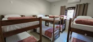 a room with a bunch of bunk beds at Chácara Umbelina Hospedaria in Cachoeira Paulista