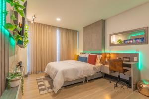 a bedroom with a bed and a desk with a computer at Riomaggiore City Tower in Cali