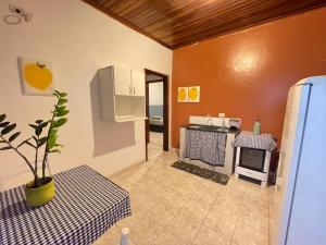 a kitchen with a table and a stove in a room at ACONCHEGO 6 - Self Check-in in Presidente Prudente