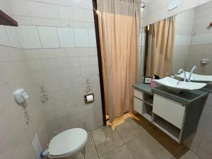a bathroom with a toilet and a sink at ACONCHEGO 6 - Self Check-in in Presidente Prudente