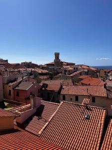 an aerial view of a city with red roofs at Mansarda sopra i canali in Piombino