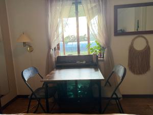a table and chairs in a room with a window at Lilla lyckan in Visby