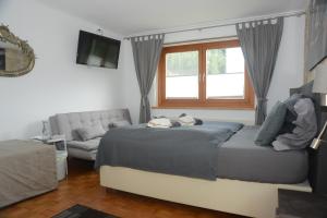 ein Schlafzimmer mit einem Bett und einer Couch in der Unterkunft Pension Eule in Sankt Kanzian am Klopeiner See