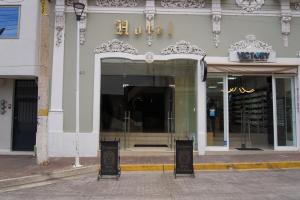 eine Ladenfront eines Gebäudes mit einer Drehtür in der Unterkunft Hotel Real Alteño in Tepatitlán