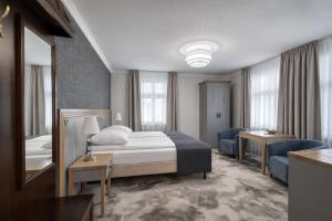 a hotel room with a bed and a bathroom at Monaco Ville Wellness in Międzyzdroje