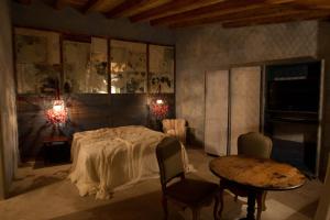 レーリチにあるEco del Mareのベッド、テーブル、椅子が備わる客室です。