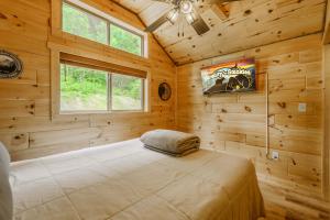 a bedroom with a bed in a wooden cabin at Bonnie & Clyde in Cate crossroad