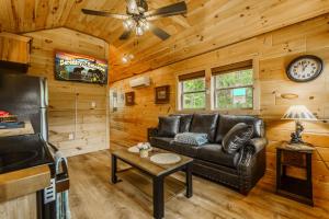 a living room with a couch and a table at Bonnie & Clyde in Cate crossroad