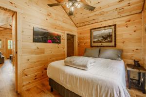 a bedroom with a bed in a log cabin at Bonnie & Clyde in Cate crossroad
