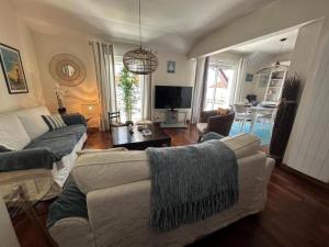 a living room with a couch and a table at La croisière in Capbreton