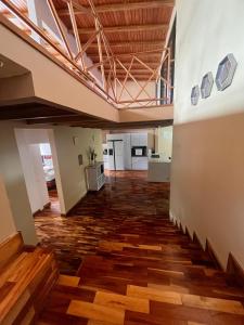 an empty room with wood floors and a ceiling at Refugio de Guacamayas in Mérida
